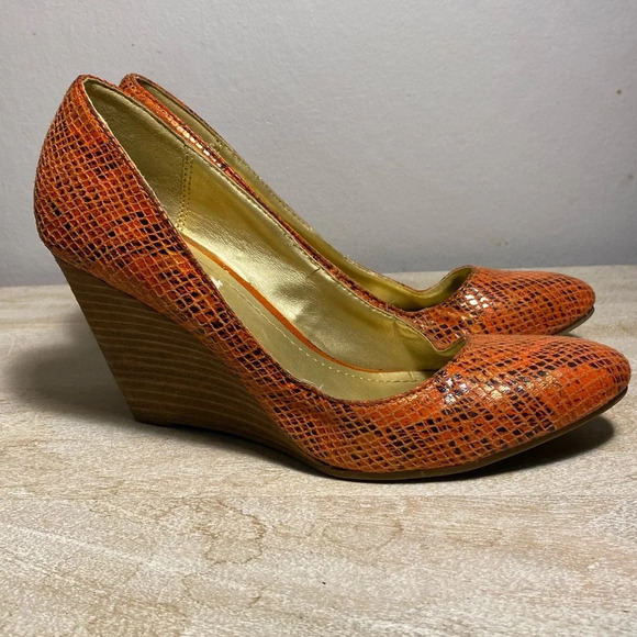Kenneth Cole Reaction faux orange snakeskin size 8 wedge. “Side Street” line - Picture 1 of 8